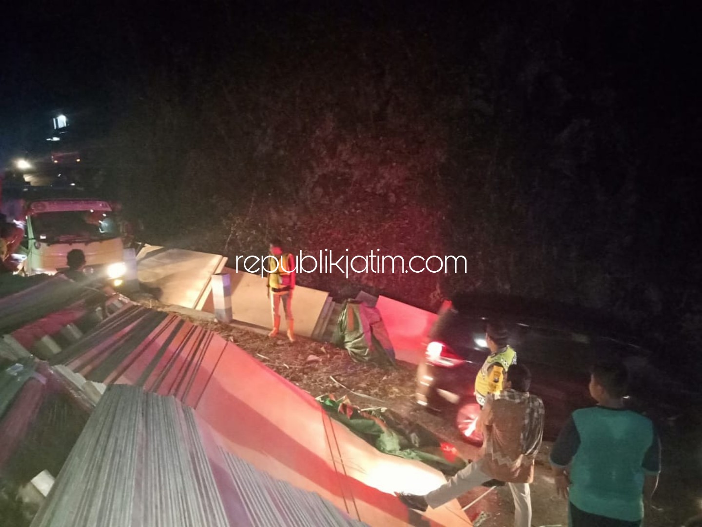 TERGULING - Truk tronton bermuatan triplek melintang di JL Raya Pacitan - Ponorogo menutup jalan karena muatan tumpah, Selasa (02/07/2019) malam.