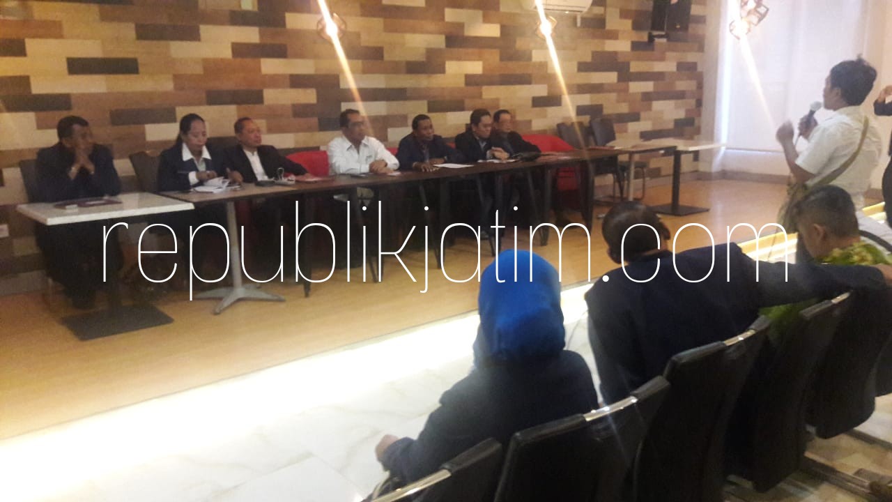 PERNYATAAN SIKAP - Anggota dan pimpinan DPC Peradi Sidoarjo mengecam aksi kericuhan di ruang sidang Pengadilan Negeri (PN) Sidoarjo, Selasa (03/07/2018) petang.