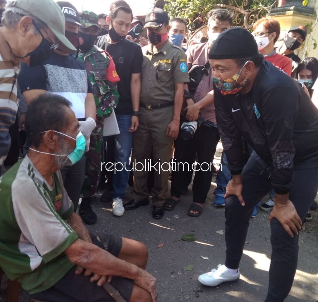 BANTUAN REHAB - Bupati Ponorogo Ipong Muchlissoni didampingi Ketua Baznas Luhur Karsanto saat menyerahkan Bantuan Bedah Rumah kepada tukang becak yang hidup sebatang kara, Harsono (73) warga Kelurahan Bangunsari, Kecamatan Ponorogo, Jum'at (03/07/2020).