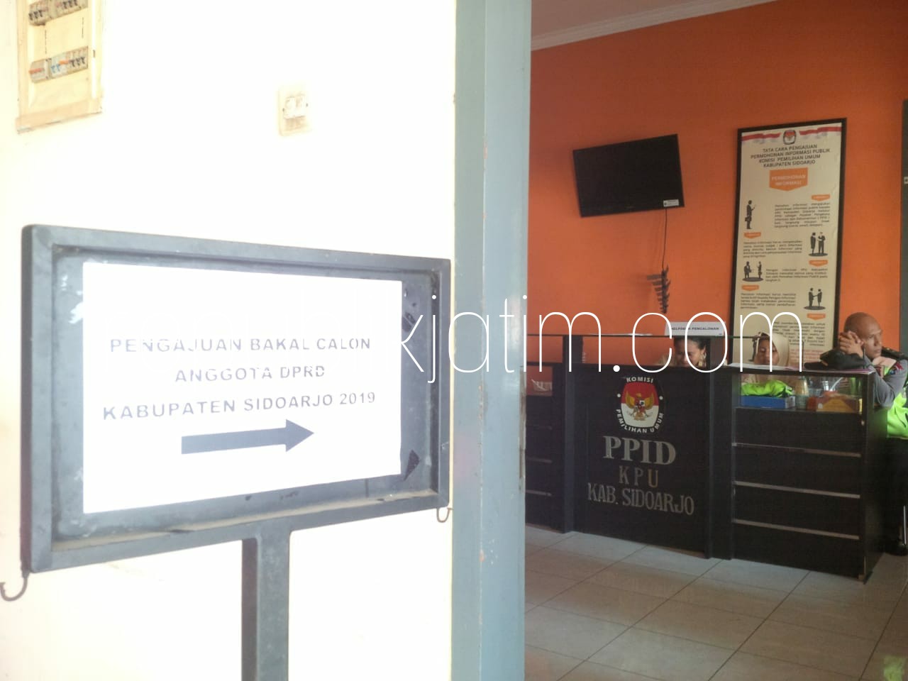 DIBUKA - Papan petunjuk pendaftaran Bacaleg 2019 di Kantor KPU Sidoarjo yang mulai dibuka untuk para Bacaleg, Kamis (05/07/2018).