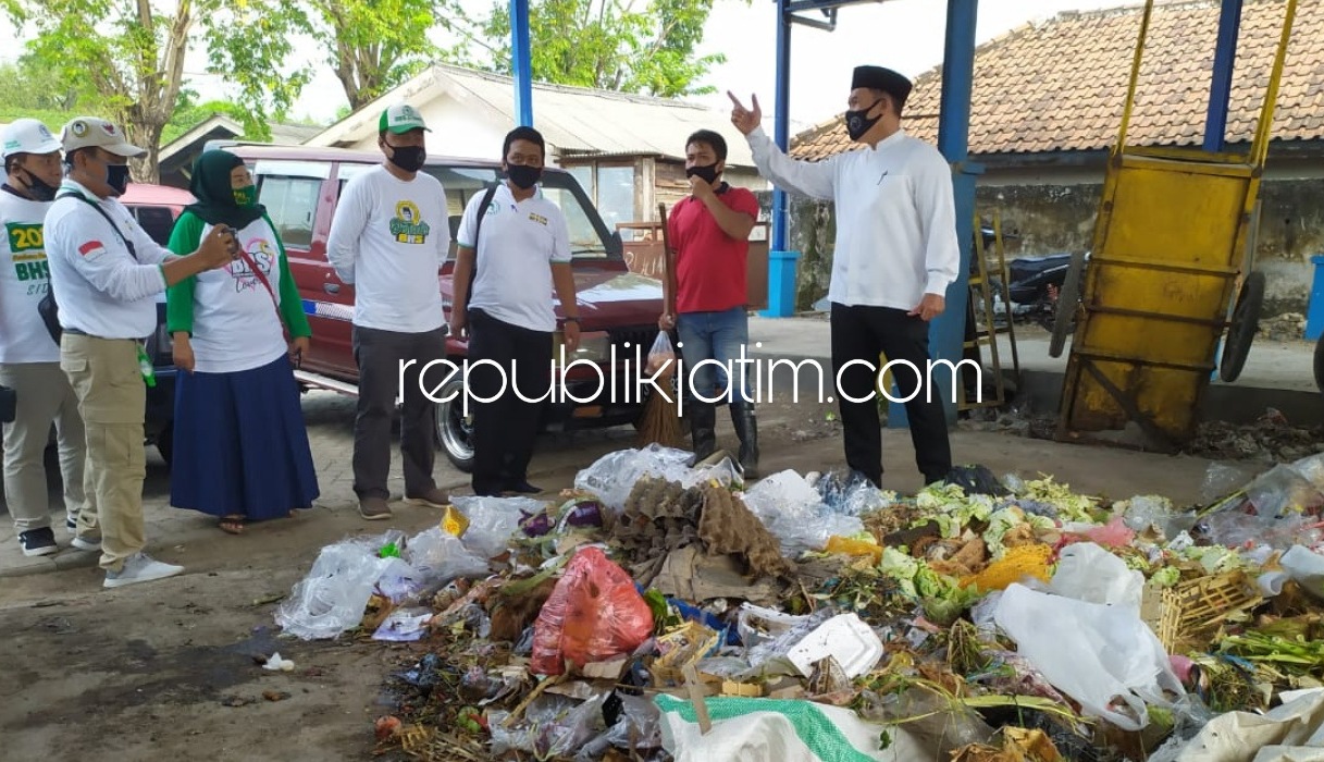 DAUR ULANG - Bacabup Sidoarjo, Bambang Haryo Soekartono (BHS) bakal mendaur ulang 70 - 80 persen sampah yang dihasilkan pasar tradisional termasuk sampah di Pasar Prambon, Sidoarjo yang dikunjunginya, Senin (06/07/2020).