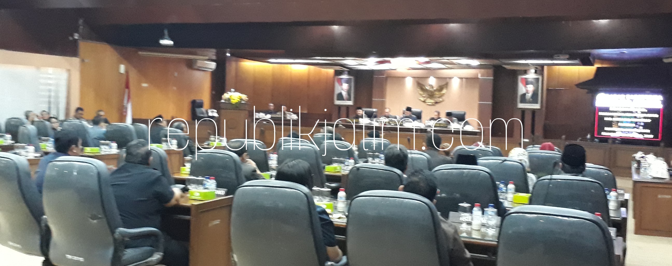 MENOLAK - Hampir seluruh fraksi yang ada di DPRD Sidoarjo menolak (tidak menyetujui) Pengambilan Keputusan DPRD Kab Sidoarjo terhadap Raperda Pertangungjawaban Pelaksanaan APBD 2017 saat Paripurna, Jumat (06/07/2018).