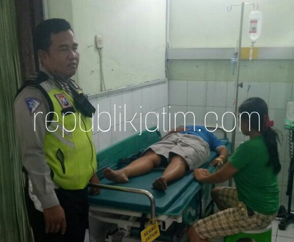 DIRAWAT - Korban kecelakaan, Rosita terbaring lemas di RS Bhayangkara Pusdik Gasum Porong saat menjalani perawatan tim medis, Kamis (05/07/2018).