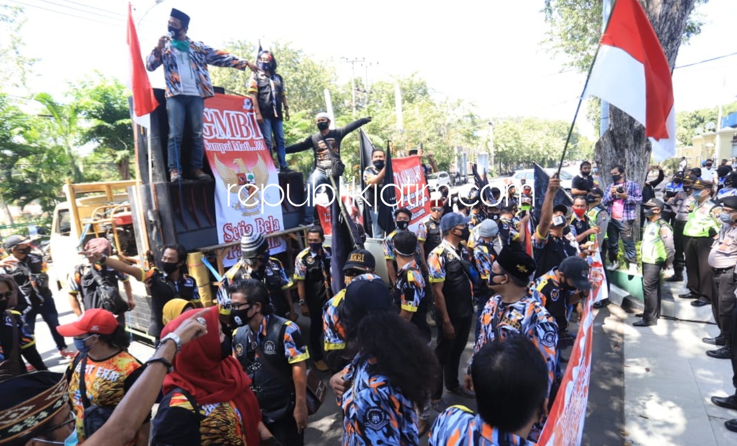 ORASI - Puluhan massa yang tergabung dalam Gerakan Masyarakat Bawah Indonesia (GMBI) demo di depan kantor DPRD Sidoarjo menuntut dewan Sidoarjo membawa aspirasi merrka soal penghapusan RUU Haluan Ideologi Pancasila (HIP) ke DPR RI, Selasa (07/07/2020).