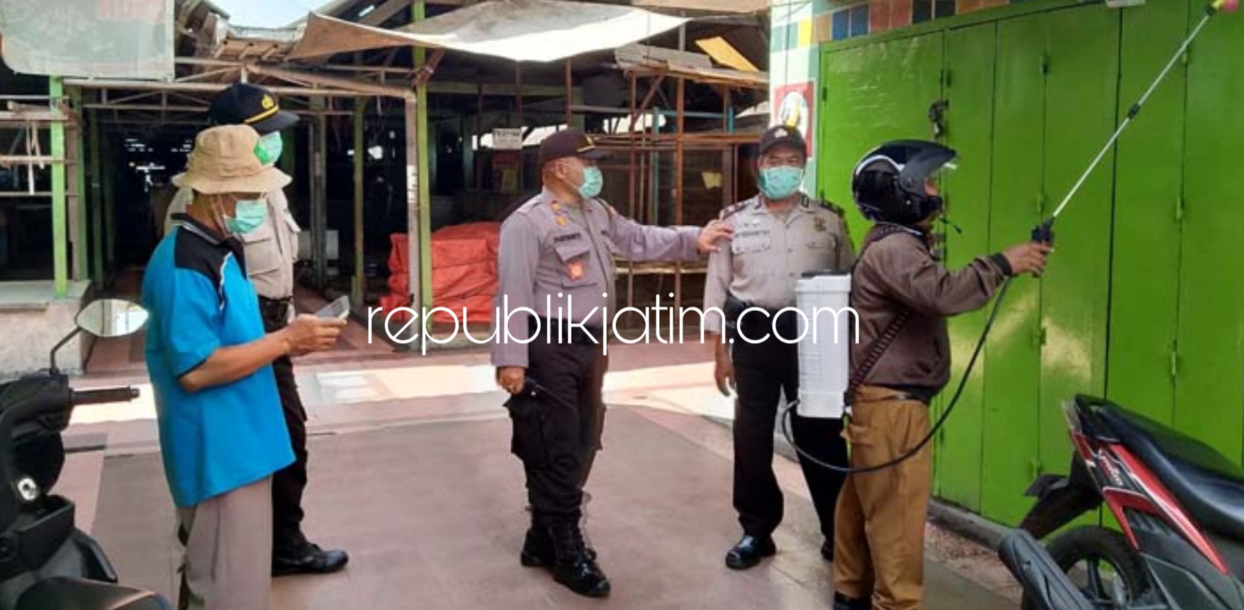 PENYEMPROTAN - Sejumlah petugas tampak melaksanakan penyemprotan disinfektan di Pasar Krembung, Sidoarjo 1 April 2020 lalu sebagai antisipasi penyebaran Covid-19 di pasar tradisional itu.