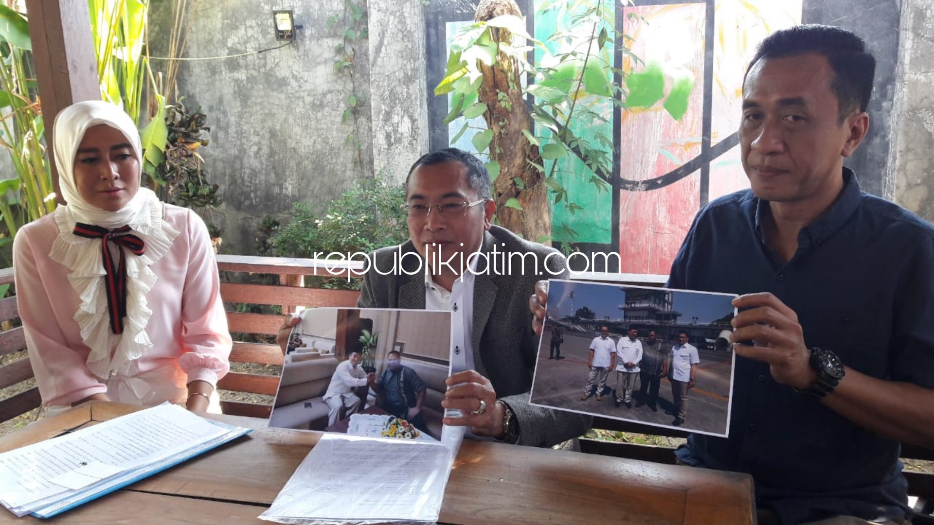 KETERANGAN - Tim Penasehat Hukum dan Pemenangan Rahmat Muhajirin memberikan keterangan pers soal gugatan Bambang Haryo Soekartono terhadap Rahmat Muhajirin di Mahkamah Konstitusi (MK) yang bakal disidangkan pekan ini, Minggu (07/07/2019).