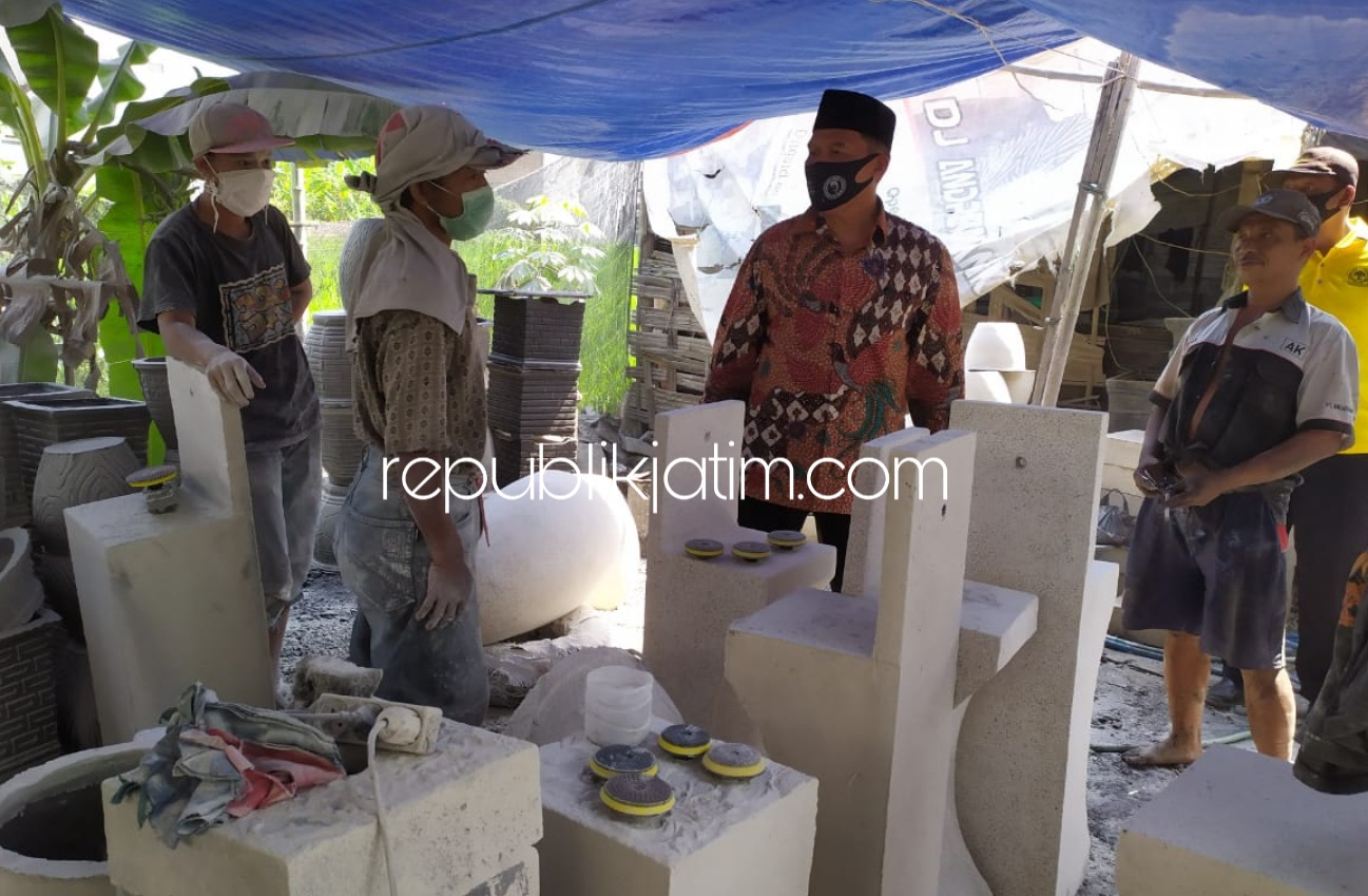 EKSPOR - Bacabup Sidoarjo, Bambang Haryo Soekartono (BHS) mengunjungi para perajin di Kampung Pot Desa Kemangsen, Kecamatan Balongbendo, Sidoarjo untuk mengetahui jumlah pesanan barang-barang ekspor dan permintaan konsumen, Selasa (07/07/2020).