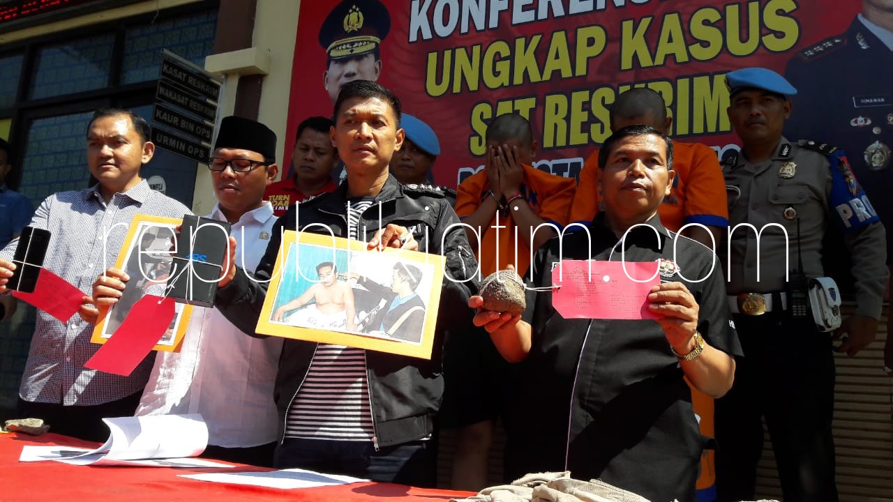 PERAMPASAN - Dua tersangka perampasan, Achmad Syamsuddin Abdullah dan Dwi Cahyo Joko Santoso diringkus Satuan Reskrim, Polresta Sidoarjo karena kasus perampasan (pencurian) dengan kekerasan, Minggu (08/07/2018).