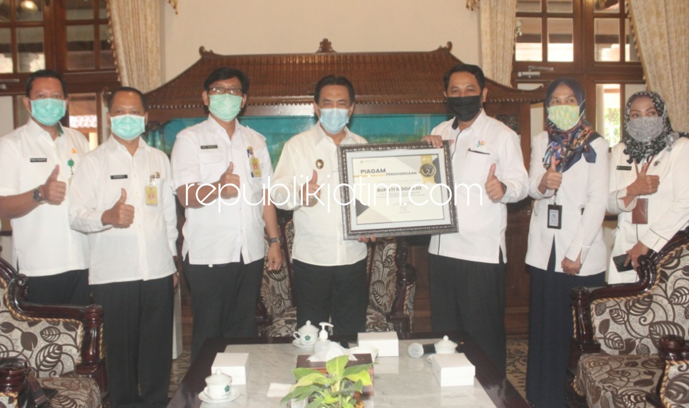 PENGHARGAAN - Plt Bupati Sidoarjo, Nur Ahmad Syaifuddin menerima penghargaan tingkat partisipasi Sensus Penduduk Online (SPO) 2020 yang tinggi di Sidoarjo mendapat penghargaan Badan Pusat Statistik (BPS) Provinsi Jatim, Rabu (08/07/2020).