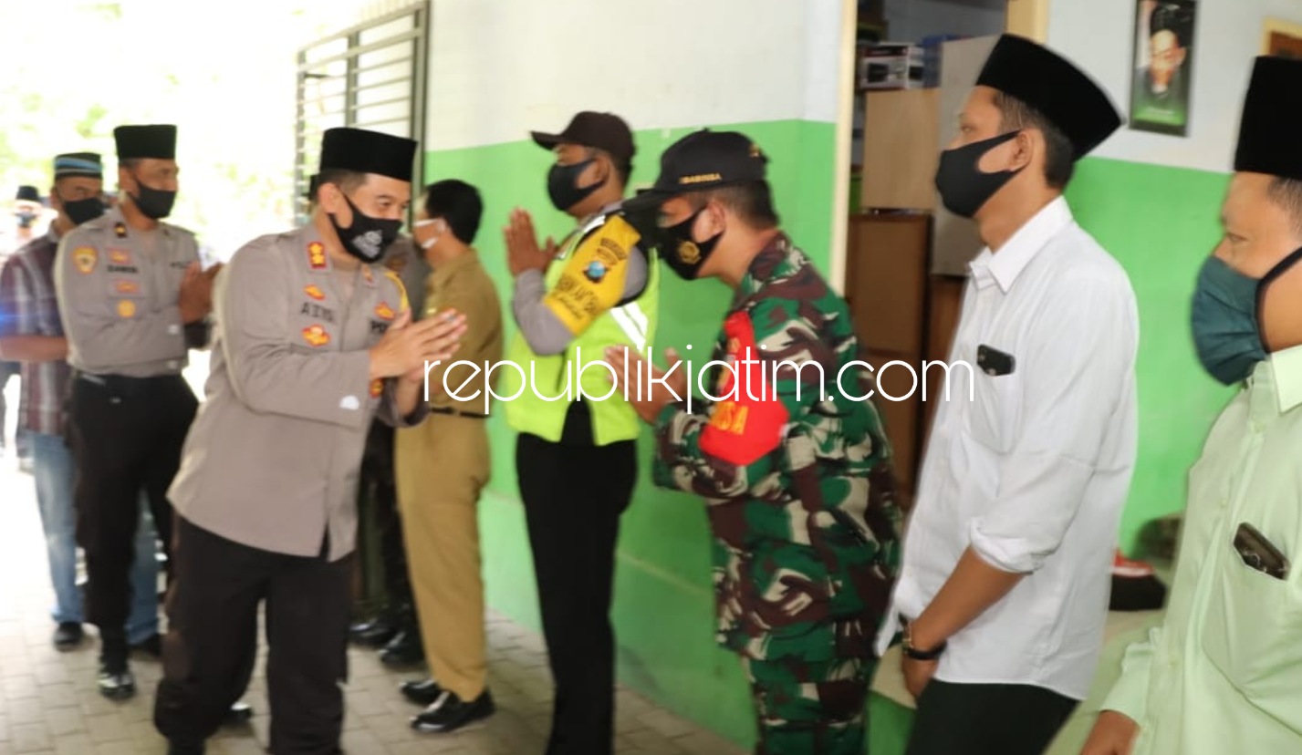KUNJUNGAN - Kapolres Ponorogo AKBP Mochamad Nur Azis mengunjungi dua pimpinan Ponpes di Ponorogo, Selasa (07/07/2020) sore.