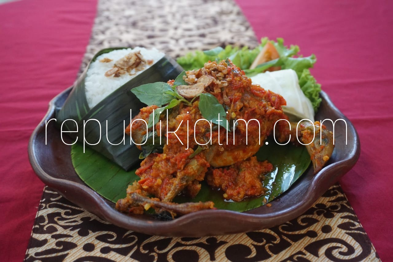 MANUK - Menu unggulan Restoran Gading di Taman Safari Prigen (TSP), Kabupaten Pasuruan yang menyediakan beberapa variasi olahan Manuk Londo yang disesuaikan dengan selera masing-masing konsumen, Minggu (08/07/2018).