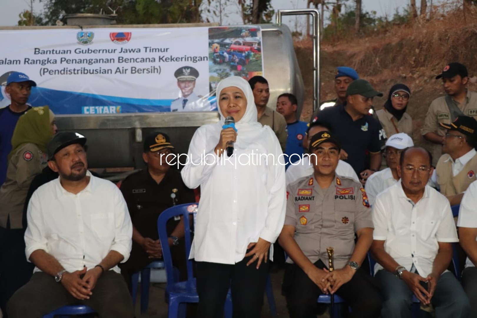 SAMBUTAN - Gubernur Jatim, Khofifah Indar Parawansa menyampaikan sambutan program penanggulangan pasokan air bersih saat berkunjung ke Desa Duri, Kecamatan Slahung, Ponorogo, Minggu (07/07/2019) petang.
