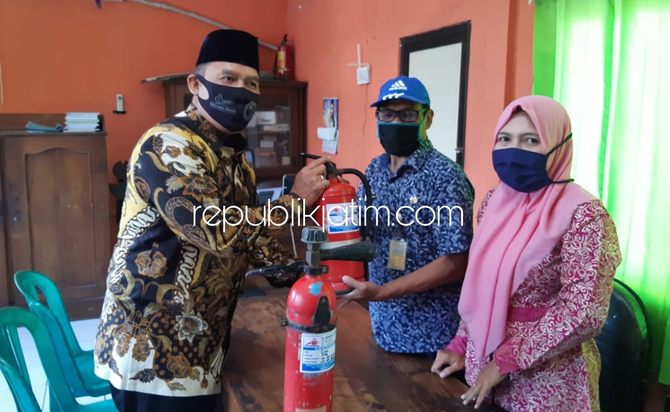 BANTUAN - Bacabup Sidoarjo, Bambang Haryo Soekartono (BHS) menyerahkan bantuan pengisian dua Alat Pemadam Kebakaran (Apar) yang expied (kadaluarsa) ke pengelolah Pasar Prambon, Sidoarjo agar bisa dimanfaatkan saat terjadi kebakaran, Kamis (09/07/2020).