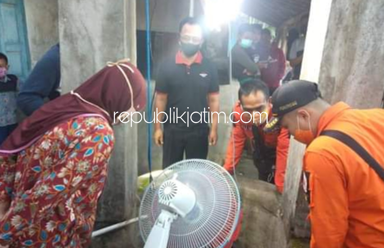 EVAKUASI - Sejumlah petugas gabungan mengevakuasi Mbah Katimin (73) warga Dusun Ngrandu, Desa Panjeng, Kecamatan Jenangan, Ponorogo yang terjebur sumur, Kamis (09/07/2020).