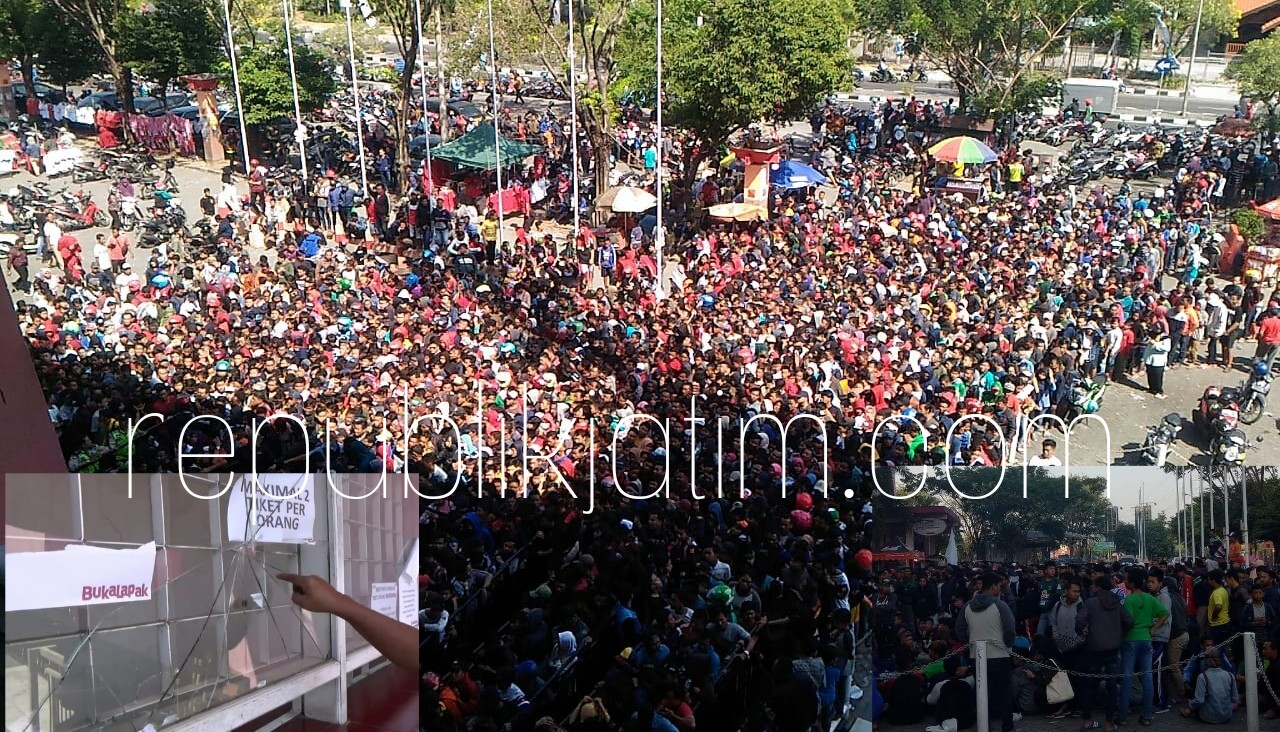 ANTRE - Puluhan ribu calon penonton pertandingan piala AFF U-19 2018 Indonesia vs Thailand rela mengantre untuk mendapatkan tiket yang terlanjur habis, Senin (09/07/2018).