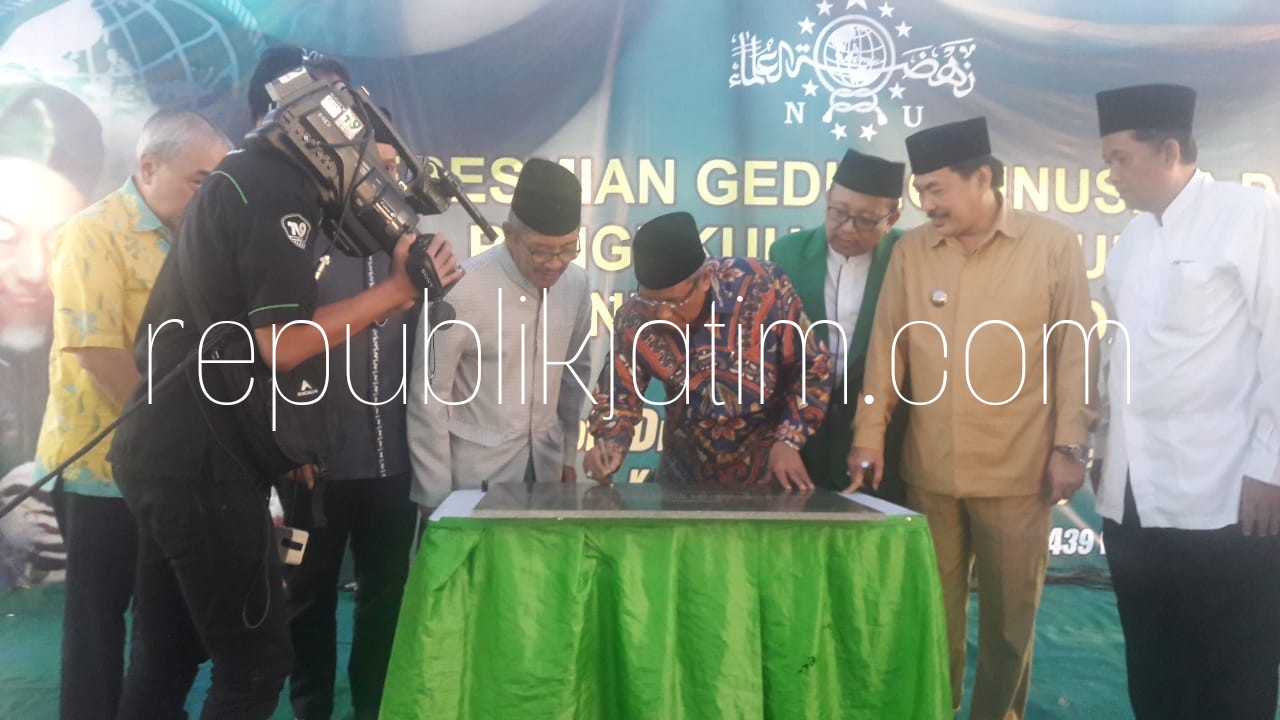 PRASASTI - Ketua PBNU, KH Said Aqil Sirodj didampingi Wabup Sidoarjo, Nur Ahmad Syaifuddin menandatangani prasasti gedung baru Unusida di jalur Lingkar Timur, Desa Rangkah Kidul, Kecamatan/Kabupaten Sidoarjo, Senin (09/07/2018).