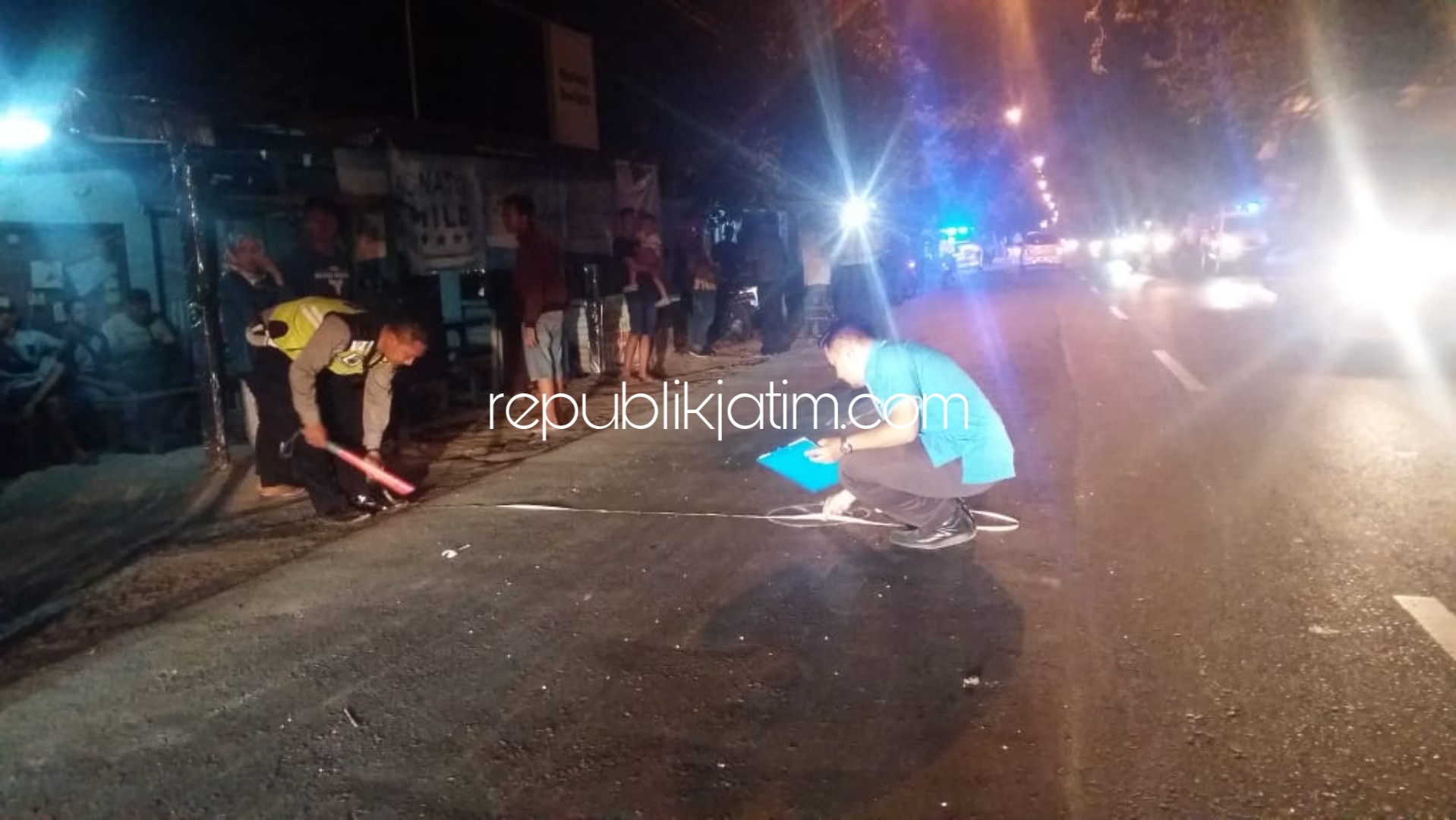 OLAH TKP - Sejumlah petugas Unit Laka, Satuan Lantas, Polresta Sidoarjo menggelar olah TKP kecelakaan motor dan truk yang menyebabkan 2 pelajar tewas di lokasi kejadian, Senin (08/07/2019) malam.
