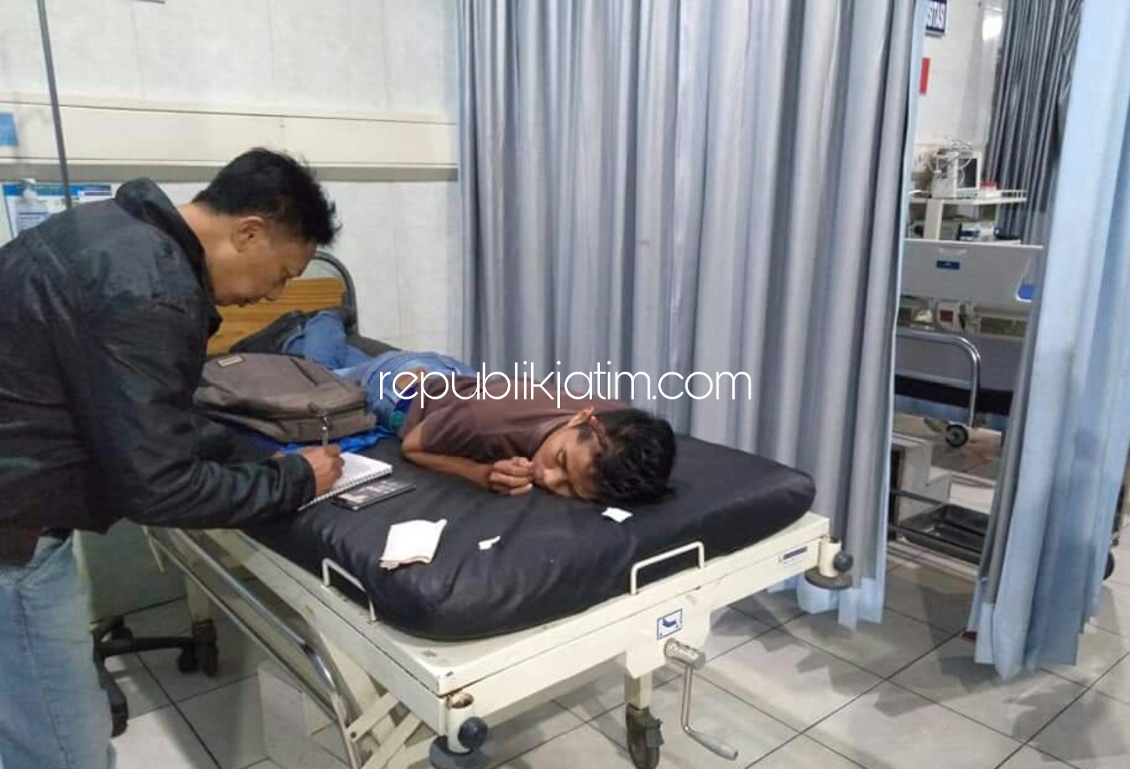 DIRAWAT - Karyawan Indomaret di JL Trosobo, Kecamatan Taman, Sidoarjo, Zogy terpaksa dilarikan rumah sakit dan ditangani tim medis usai dibacok kawanan perampok yang menyaru pembeli, Rabu (10/07/2019) dini hari.