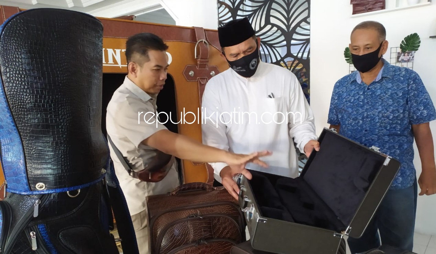 SENTRA - Bacabup Bambang Haryo Soekartono (BHS) dan Ketua Koperasi Intako, Makhbub Junaedi mengecek kondisi tas dan koper permintaan Jepang dan dialog dengan para pengusaha di Intako, Kedensari, Kecamatan Tanggulangin, Sidoarjo, Sabtu (11/07/2020).