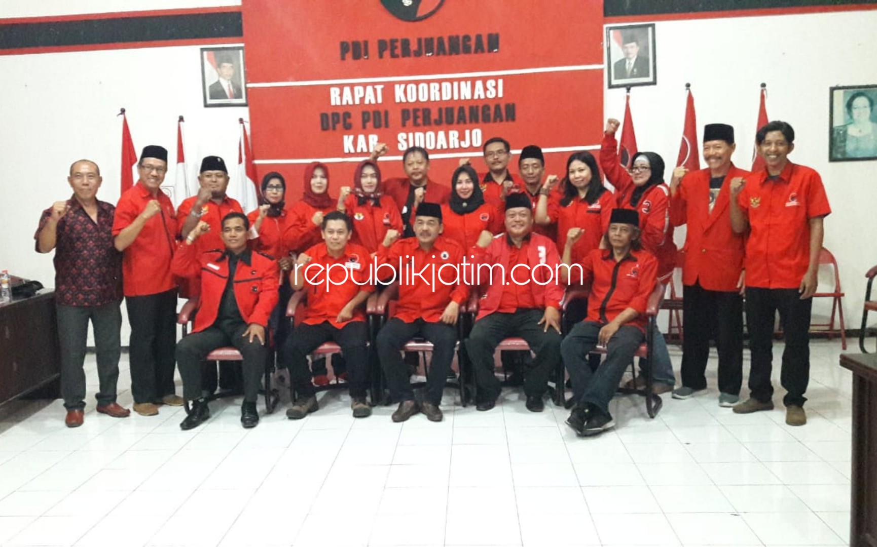 KOMPAK - Sebanyak 19 jajaran pengurus DPC PDPI Sidoarjo periode 2019-2024 menunjukkan kekompakan saat hendak menggelar rapat konsolidasi internal dan persiapan Pilkada Sidoarjo Tahun 2020 di kantor DPC PDIP Sidoarjo, Rabu (10/07/2019) malam.