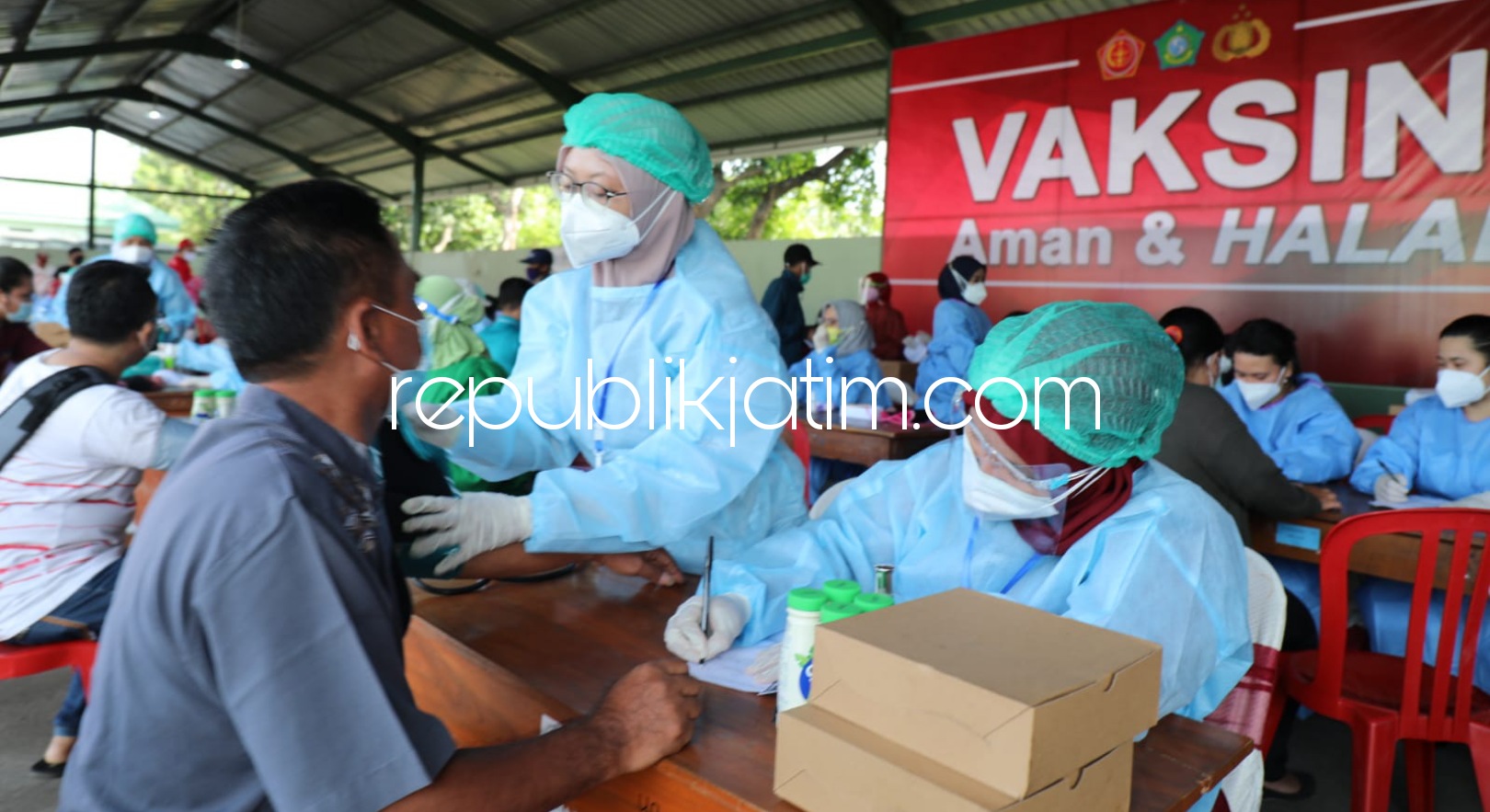 VAKSINASI - Dua jam petugas sudah memvaksin 3.000 orang dari target 10.000 orang saat vaksinasi massal di Yon Arhanudse - 8 Gedangan, Sidoarjo, Senin (12/07/2021).