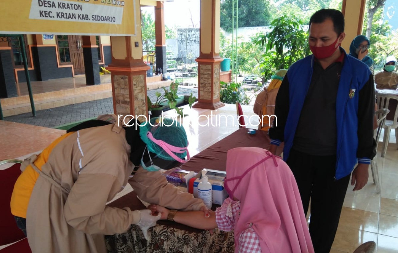 RAPID TEST - Ketua PPK Krian, Fauzi menyaksikan 122 PPDP yang menjalani rapid test di Kantor Kecamatan Krian, Minggu (12/07/2020).