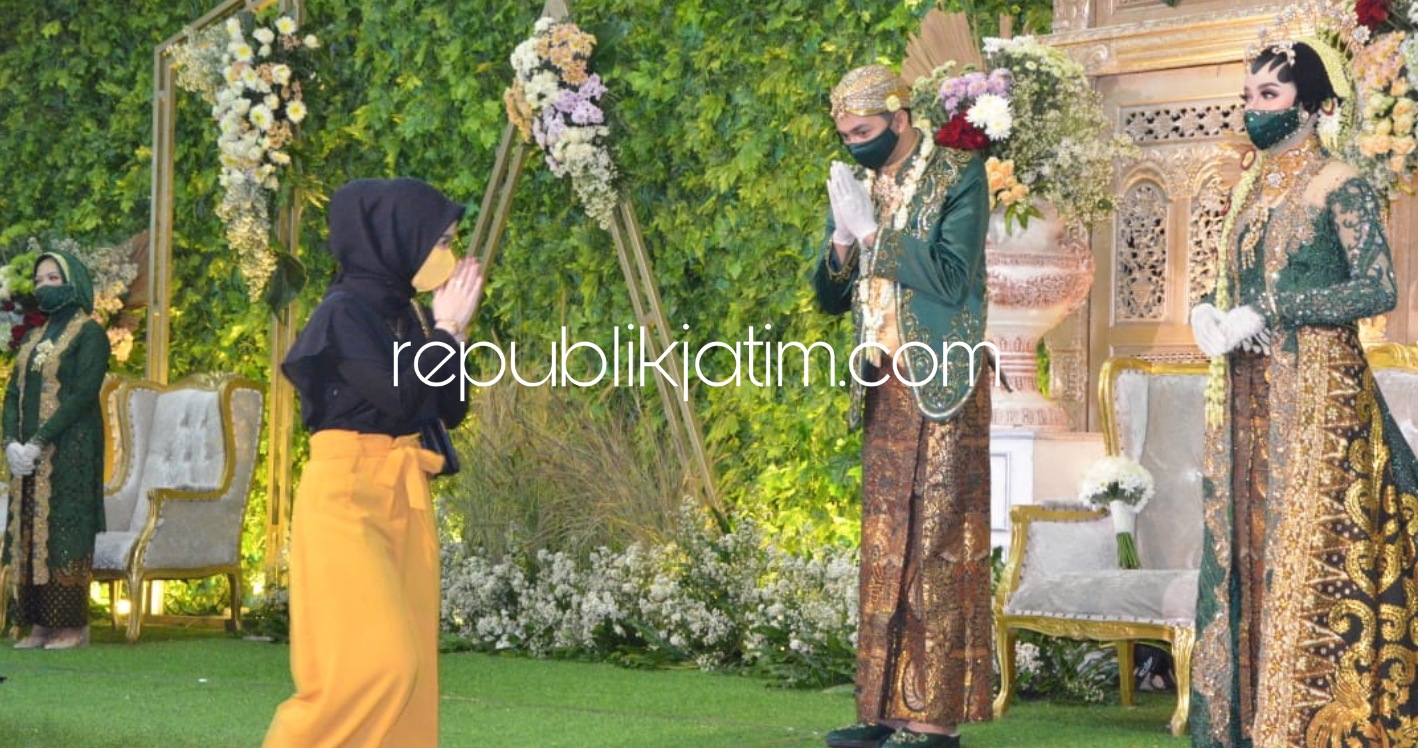 SIMULASI - Azzahra Catering dengan sejumlah vendor pernikahan menyelenggarakan acara Simulasi Pelayanan Resepsi Pernikahan dengan protokol kesehatan di Gedung Serbaguna Rahmatul Ummah, Sidoarjo, Minggu (12/07/2020).