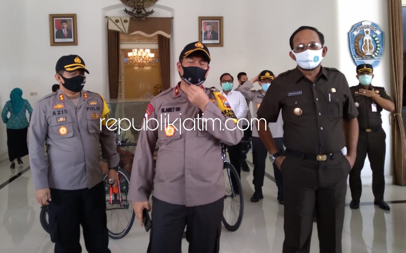 BUPATI - Bupati Ponorogo, Ipong Muchlissoni saat mendampingi Wakapolda Jatim beberapa hari lalu.