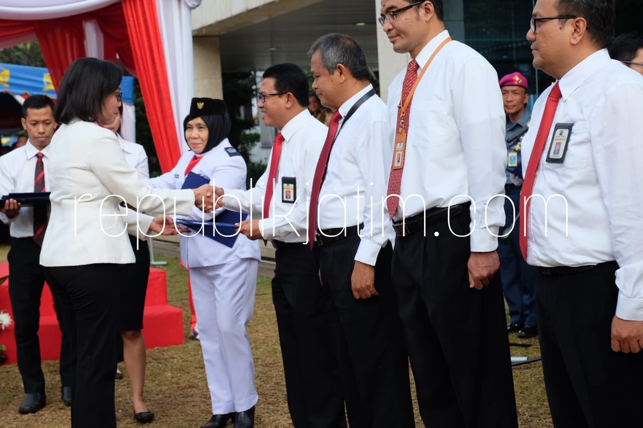 KANWIL TERBAIK - Kepala Kanwil DJP Jatim II, Neilmaldrin Noor menerima penghargaan dari Menteri Keuangan RI, Sri Mulyani sebagai Kanwil Terbaik se Indonesia dalam upacara Peringatan Hari Pajak di Jakarta, Sabtu (14/07/2018).
