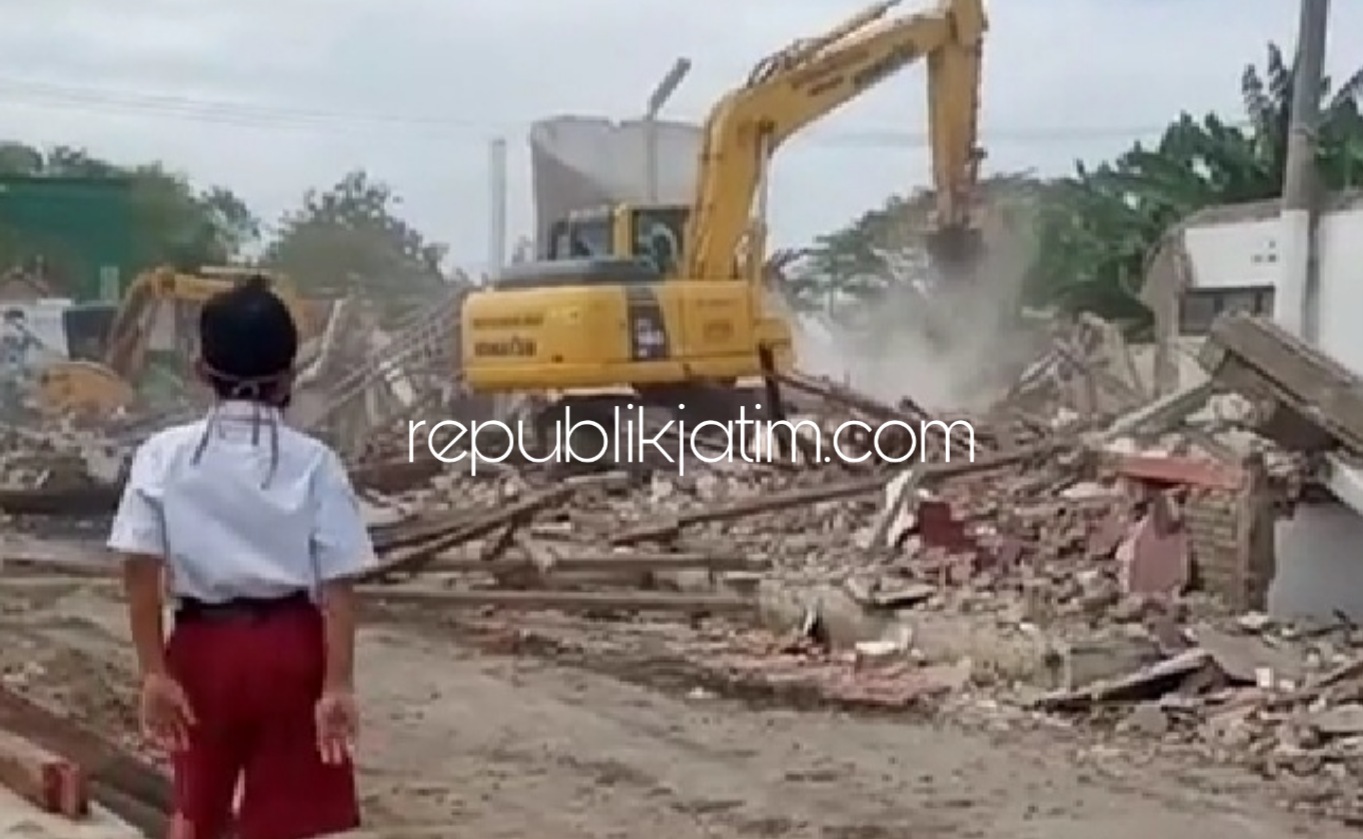 TERTIBKAN - Pemkab Sidoarjo mulai menertibkan puluhan bangunan liar (bangli) di Desa Banjarasri dan Desa Kedungbanteng, Kecamatan Tanggulangin untuk mengurangi langganan banjir di kedua desa itu, Selasa (14/07/2020).