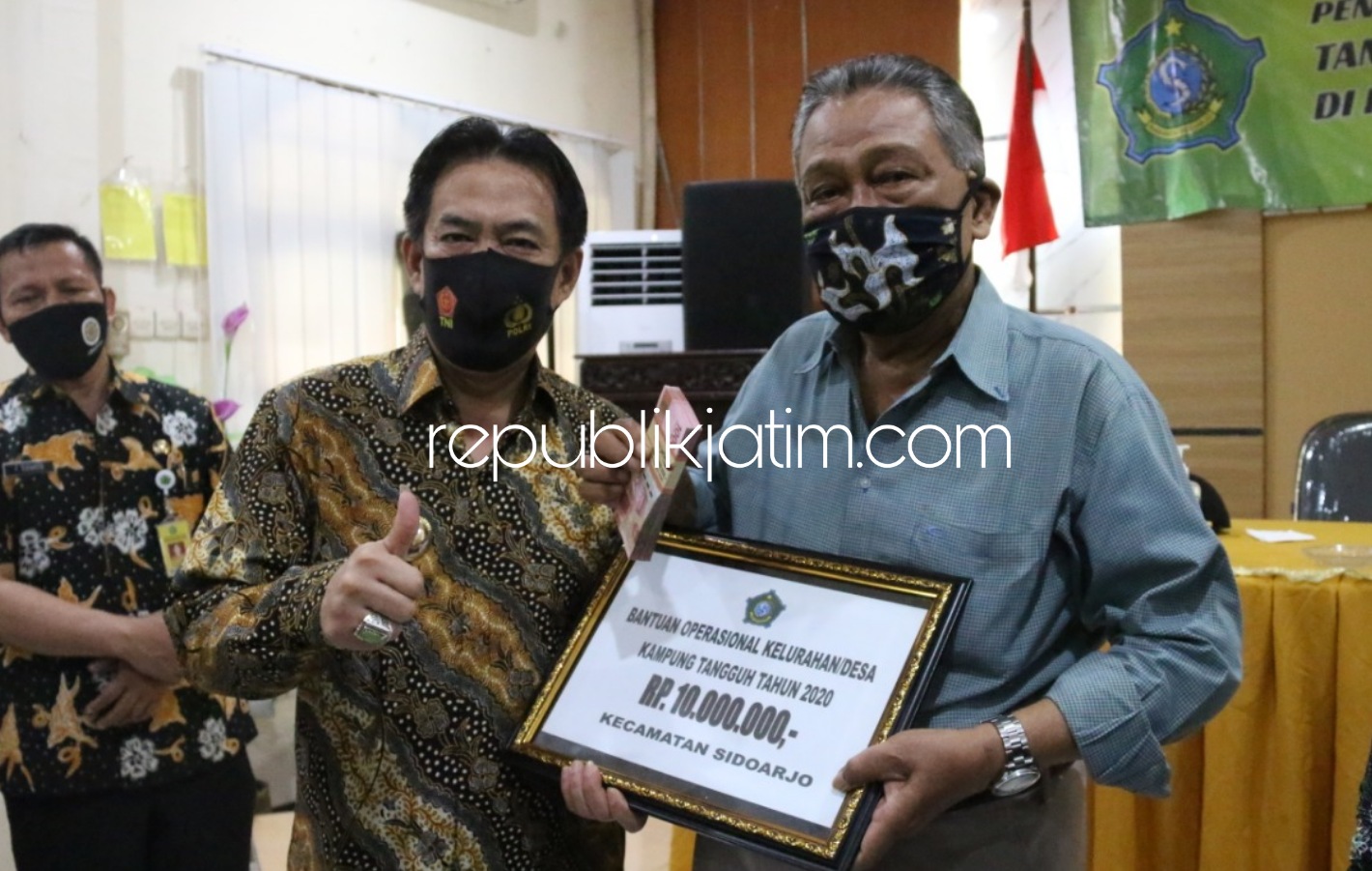 SERAHKAN - Plt Bupati Sidoarjo, Nur Ahmad Syaifuddin menyerahkan bantuan operasional Kampung Tangguh Rp 10 juta per desa di Kantor Kecamatan Sidoarjo, Selasa (14/07/2020).