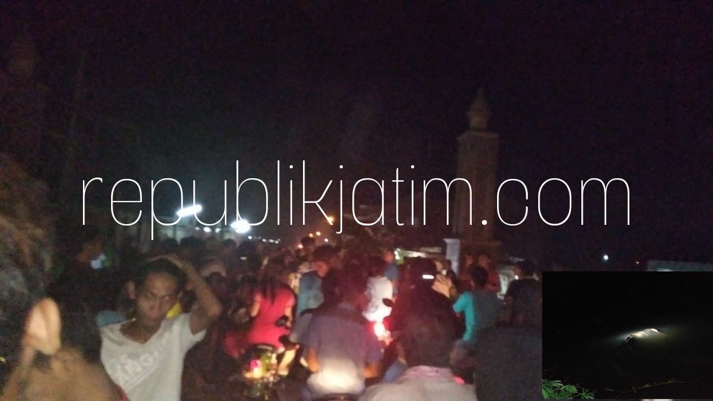 TEWAS - Jenazah Rudi Hariyanto yang ditemukan kondisi tewas mengapung di Sungai Gedek Desa Jiken, Kecamatan Tulangan menjadi tontonan warga sebelum dievakuasi, Jumat (13/07/2018) malam.