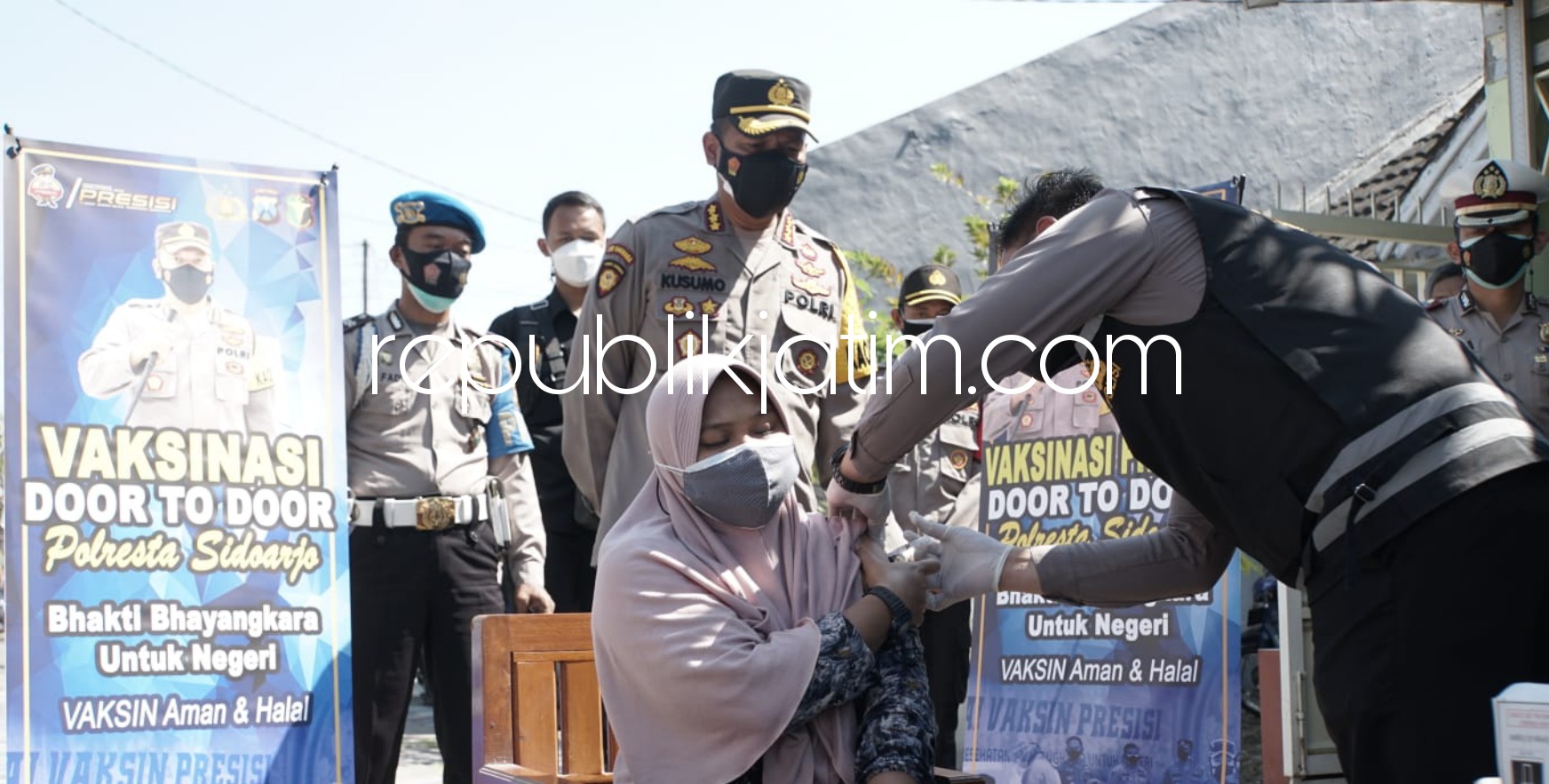 DOOR TO DOOR - Kapolresta Sidoarjo, Kombes Pol Kusumo Wahyu Bintoro mengecek percepatan dan pemerataan vaksin Covid-19 dalam rangka membentuk herd immunity secara door to door mengunjungi rumah warga, Rabu (14/07/2021).