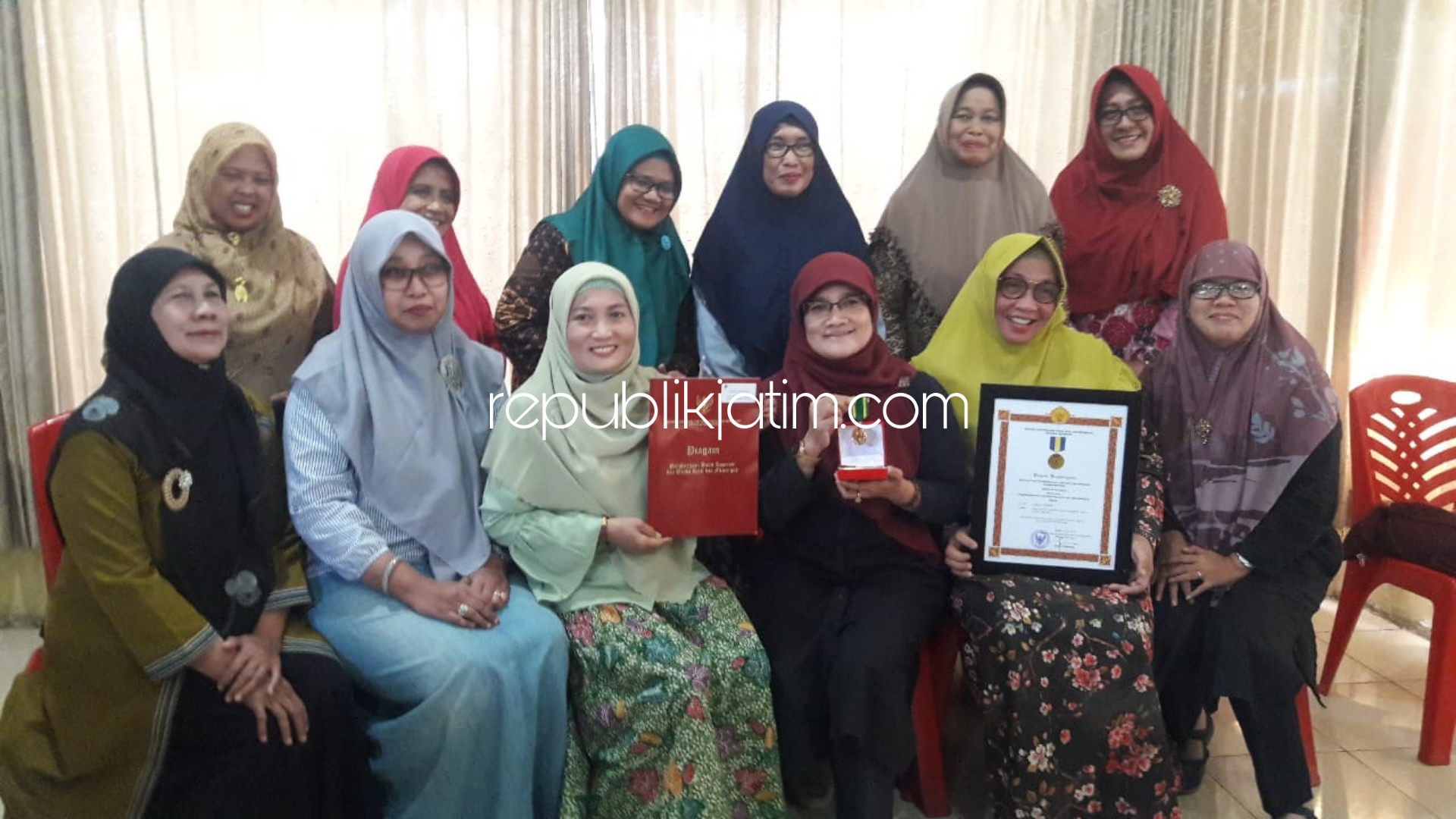 PENGHARGAAN - Ketua Koperasi As Sakinah Sidoarjo, Saidati Zubaidah Syafi'i didamping para pengurusnya menunjukkan Penghargaan Bakti Koperasi dan UKM yang diterima dari Menteri Koperasi dan Usaha Kecil dan Menengah RI, Senin (15/07/2019).