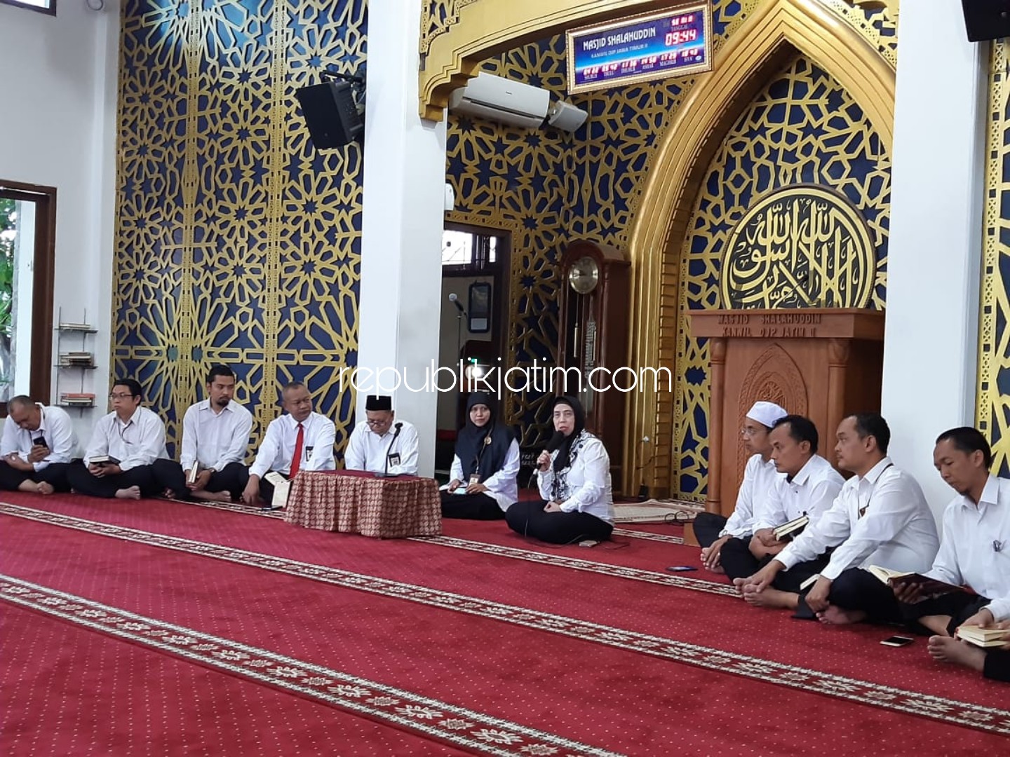 KHOTMIL QURAN - Dalam rangka Hari Pajak yang jatuh pada 14 Juli 2019, Kanwil DJP Jatim II menggelar acara pajak bertilawah dengan Khotmil Quran di Masjid Sholahuddin, Kompleks Kanwil DJP Jatim II, JL Raya Juanda, Senin (15/07/2019).