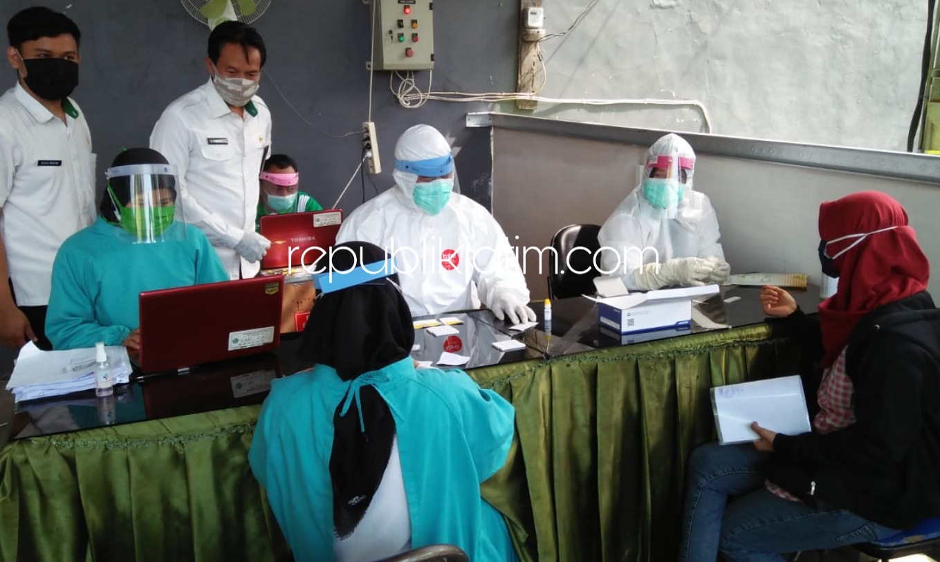 PELAJAR - Sejumlah pelajar mengikuti rapid test gratis di UPT Puskesmas Wonoayu, Rabu (15/07/2020). 