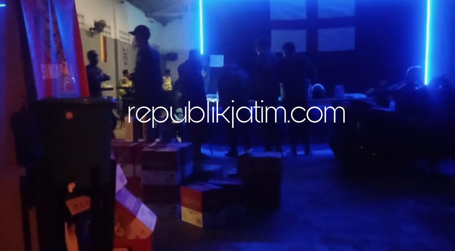 GREBEK - Petugas gabungan menggerebek sebuah gudang yang dijadikan tempat karaoke lengkap dengan Pemandu Lagu (PL) dan minuman keras (miras) di JL Raya di Desa Kebaron, Kecamatan Tulangan, Sidoarjo, Rabu (15/07/2020) dini hari.