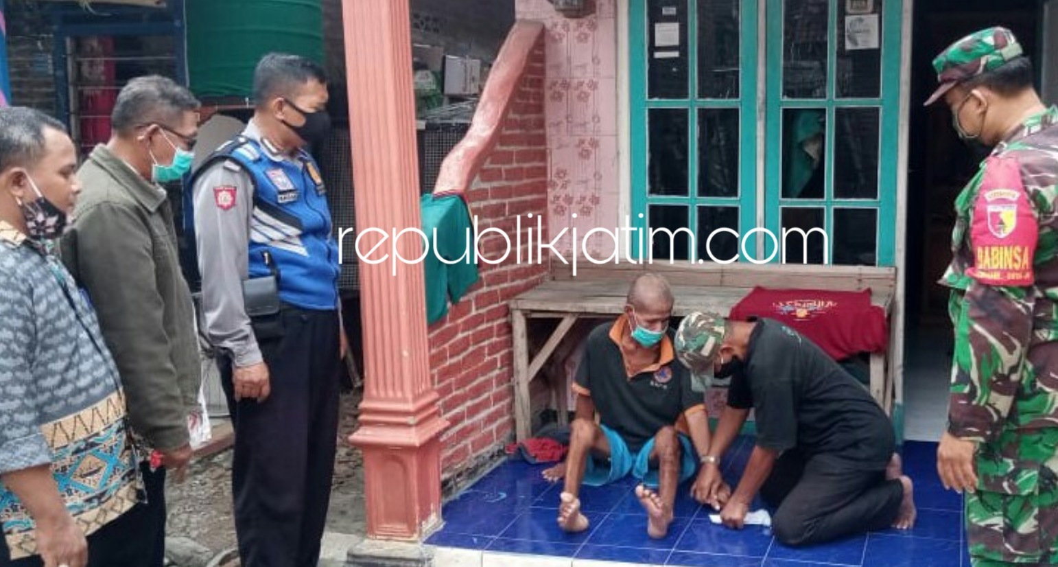 BANTUAN - Unsur tiga pilar Desa Jerukgamping, Kecamatan Krian, Sidoarjo menyerahkan BLT DD di rumah Samut warga setempat berkebutuhan kusus, Selasa (14/07/2020).