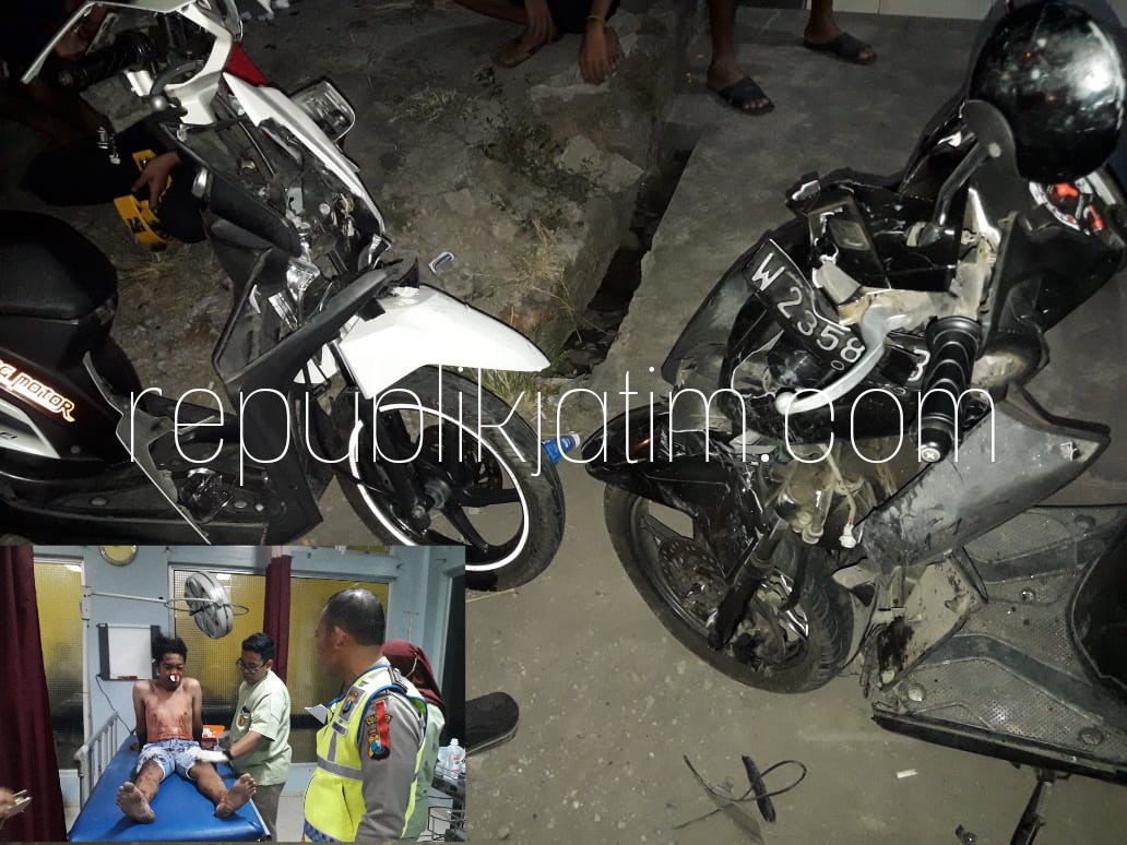 HANCUR - Kedua motor yang terlibat kecelakaan di JL Desa Pagerwojo, Kecamatan Buduran, Sidoarjo ringsek di bagian depannya dan kedua korban dilarikan ke rumah sakit, Minggu (15/07/2018) malam.