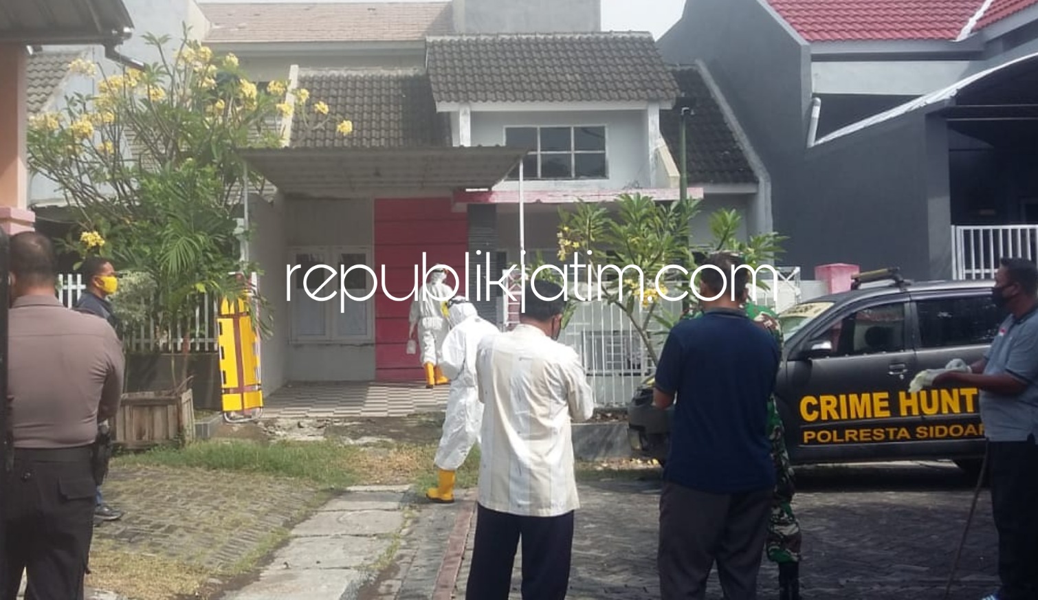 EVAKUASI - Sejumlah petugas mengevakuasi korban Soebandono warga Perum Green Park, Kelurahan Sekardangan, Kecamatan Sidoarjo yang ditemukan tewas membusuk, Kamis (16/07/2020).