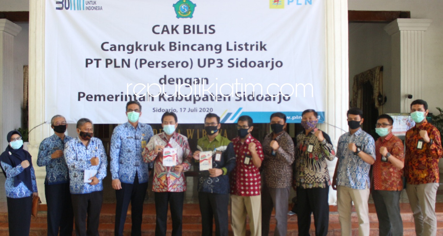KOMITMEN - Pemkab Sidoarjo bersama PLN UP3 Sidoarjo berkomitmen meningkatkan kualitas pelayanan listrik masyarakat di Pendopo Delta Wibawa, Jumat (17/07/2020).
