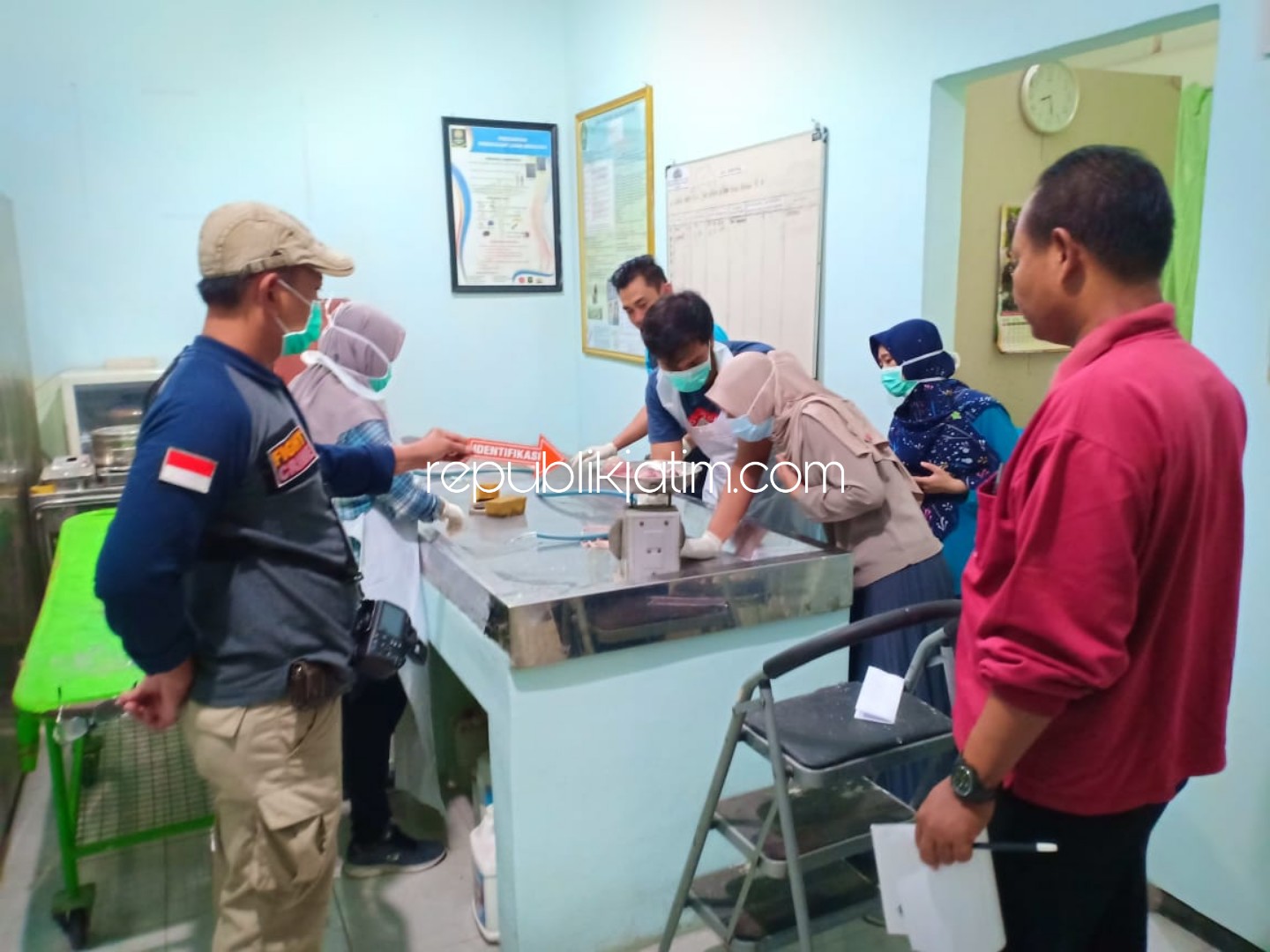 VISUM - Petugas kepolisian dan medis memvisum luar kondisi sesosok bayi berjenis kelamin laki-laki di RS Bhayangkara Pusdik Gasum Porong, Selasa (16/07/2019) petang.