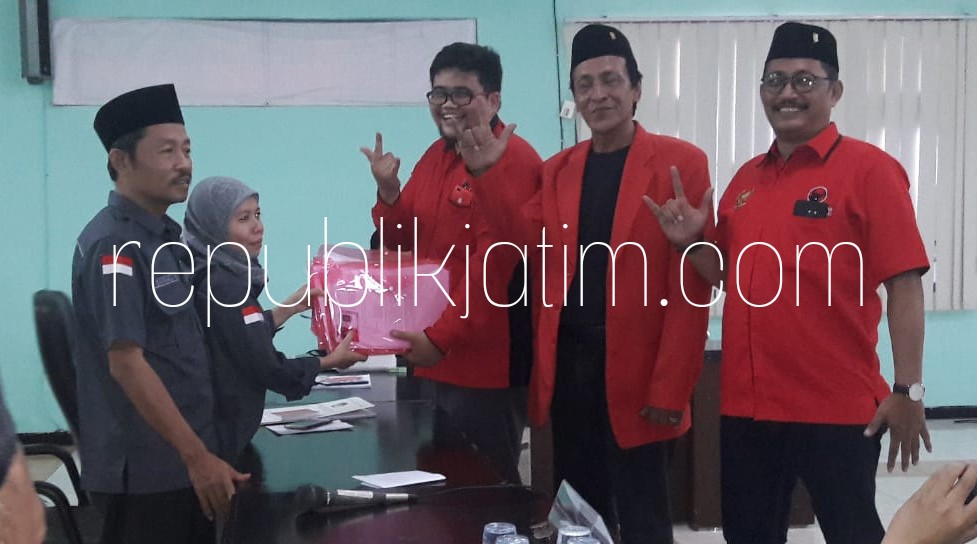 BERKAS - Pengurus DPC PDI Perjuangan Sidoarjo menyerahkan berkas 50 calegnya ke KPU Sidoarjo dengan target 10 kursi di DPRD Sidoarjo, Selasa (17/07/2018).