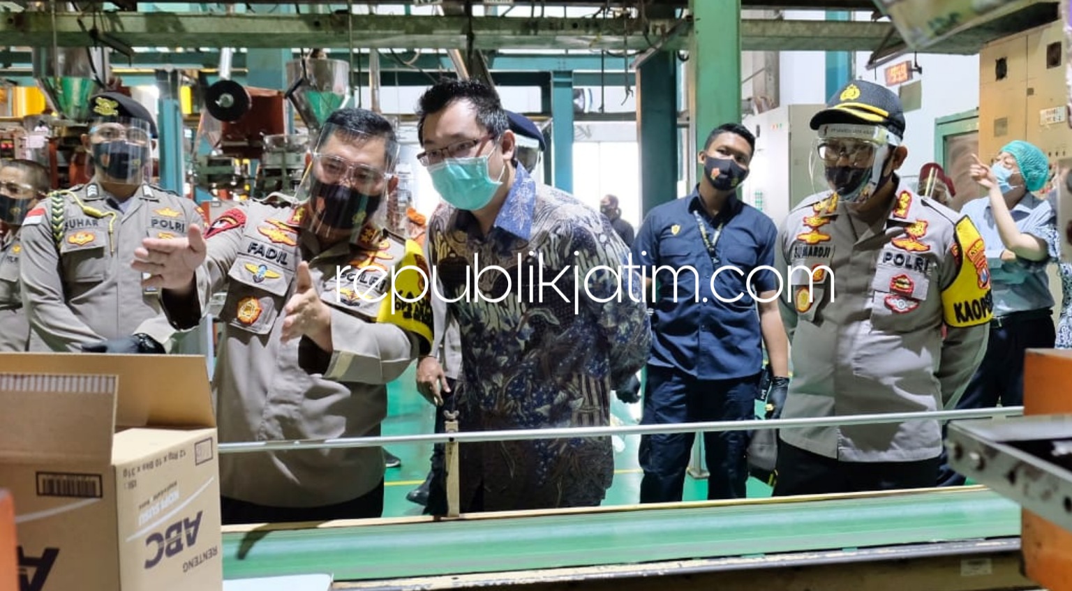 KUNJUNGAN - Kapolda Jatim Irjen Pol Muhammad Fadil Imran didampingi Wakapolda Jatim Brigjen Pol Slamet HS, pejabat utama Polda Jatim dan Kapolresta Sidoarjo Kombes Pol Sumardji mengunjungi PT Santos Jaya Abadi di Taman, Sidoarjo, Jumat (17/07/2020).