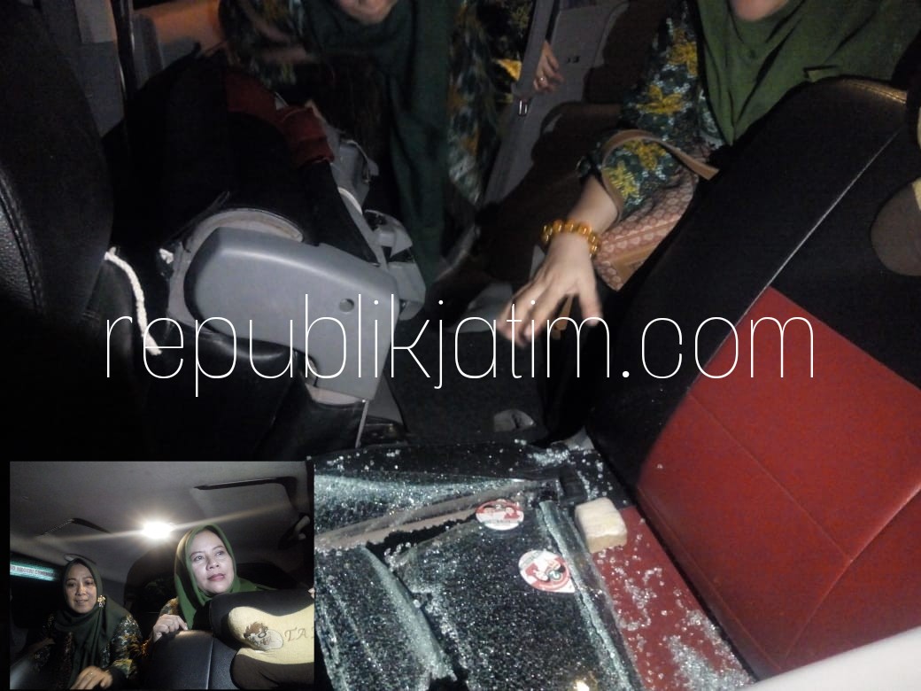 PECAH - Mobil Toyota Kijang bernopol W 1463 NN milik Sri Wirdaning warga Perum Candiloka, Desa Ngampelsari, Kecamatan Candi, Sidoarjo pengantar Bacaleg DPC PKB Sidoarjo kaca mobilnya dipecah bagian tengah sisi kiri, Selasa (17/07/2018) malam.