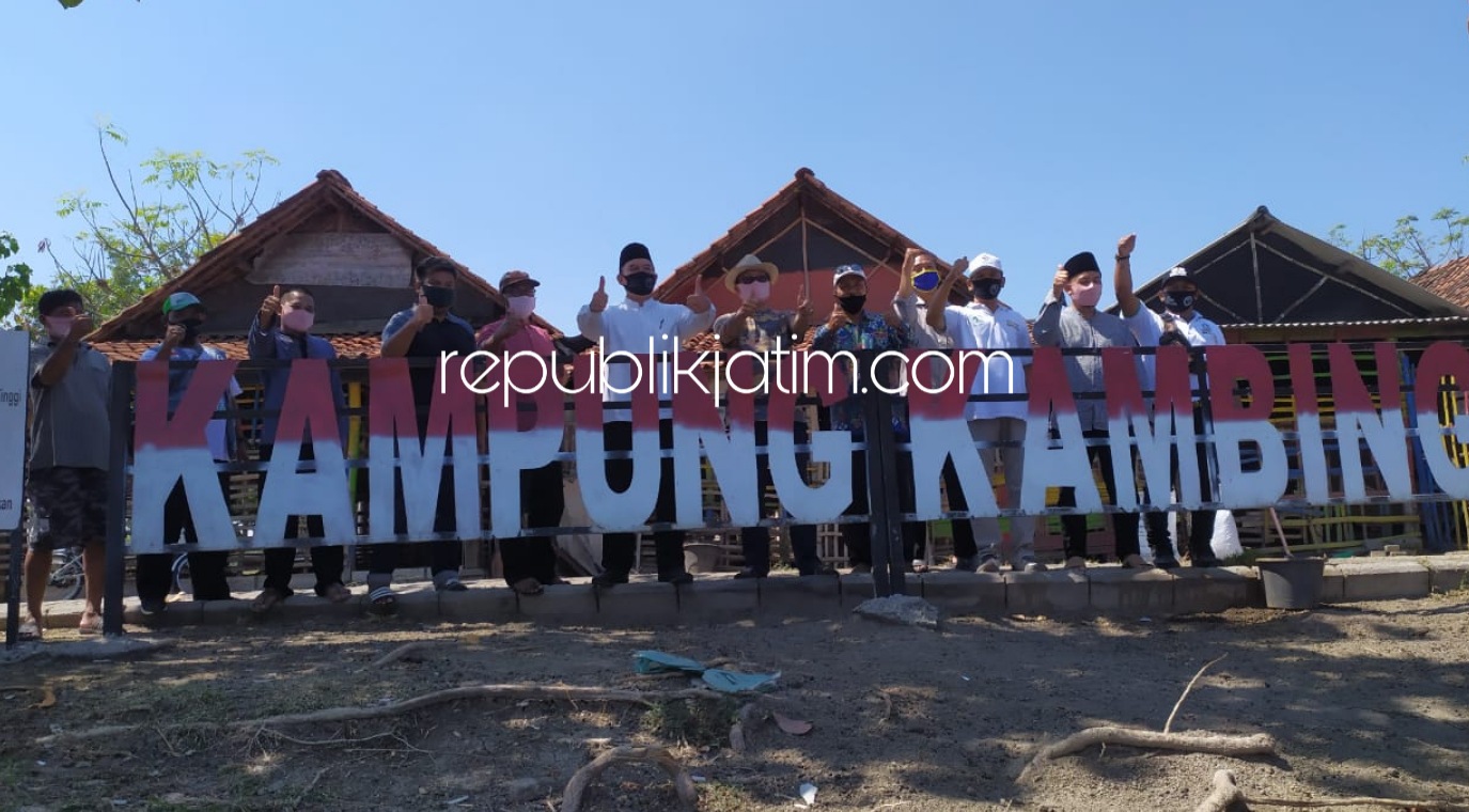 KAMPUNG KAMBING - Bacabup Bambang Haryo Soekartono (BHS) mengunjungi Kampung Kambing Dusun Suko, Desa Damarsi, Kecamatan Buduran, Sidoarjo sekaligus berdialog dan membantu bibit kambing unggulan, Sabtu (18/07/2020).