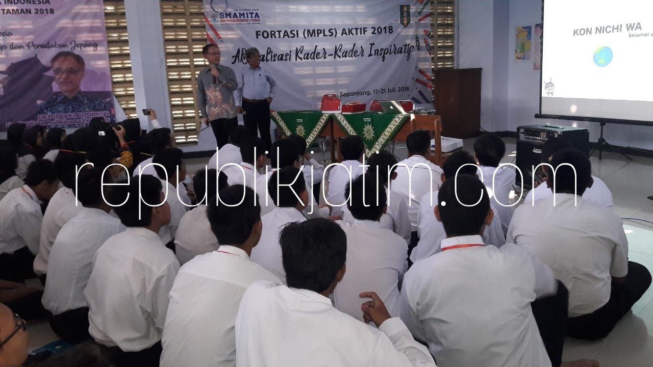 INSPIRASI - Peneliti Waktu Pro Hijiyama University, Dr Fujikawa Yoshinori memberi inspirasi 282 siswa baru Smamita untuk melanjutkan kuliah di Jepang agar lebih maksimal proses belajarnya dalam acara MPLS, Rabu (18/07/2018).