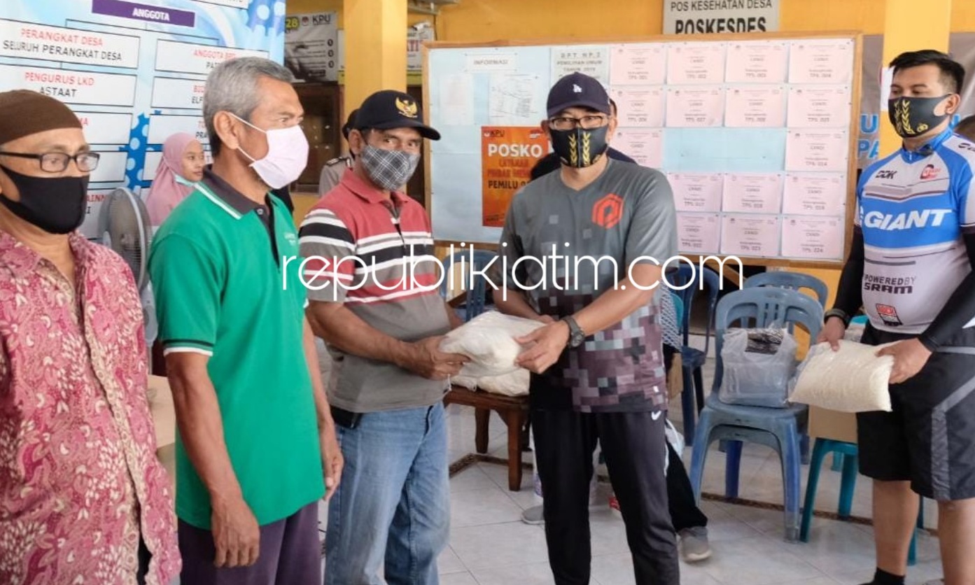 SEMBAKO - Kapolresta Sidoarjo menyerahkan 240 paket sembako untuk warga Desa Kedungkendo, Kecamatan Candi, Sidoarjo usai acara ngonthel bersama para PJU dan jajaran polsek, Sabtu (18/07/2020).
