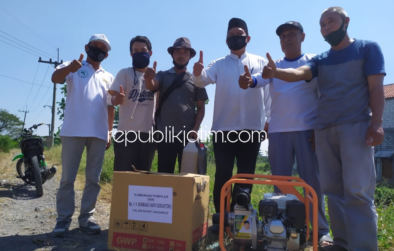 BANTUAN - Bacabup Bambang Haryo Soekartono (BHS) menyerahkan bantuan mesin (diesel) pompa air kepada kelompok tani Kolam Jaya Makmur Desa Dukuhtengah, Kecamatan Buduran, Sidoarjo untuk pengisian dan pengesatan kolam ikan, Sabtu (18/07/2020).