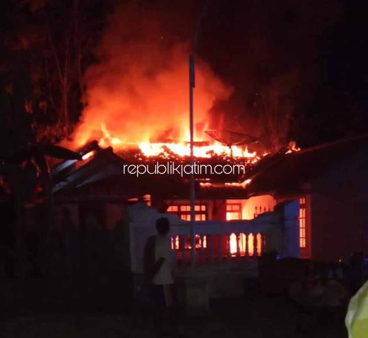 TERBAKAR - Rumah milik pasangan suami istri keduanya pensiunan PNS Subari (70) dan Sri Sumarsih (65) warga Dusun Gabahan, Desa Kalisat , Kecamatan Bungkal, Ponorogo ludes terbakar, Kamis (18/07/2019) malam.